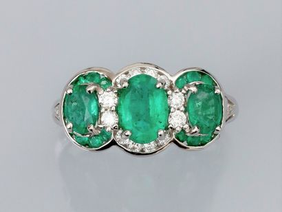 null Ring in 750°/00 (18K) white gold, set with three oval emeralds (about 1.60 carat)...