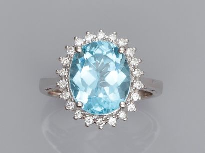 null Ring in 750°/00 (18K) white gold, set with an oval blue topaz of about 6 ct,...