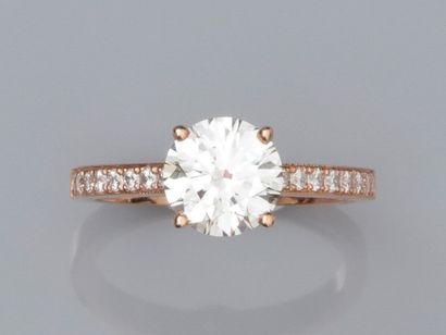 null Solitaire ring in 750°/00 (18K) pink gold, set with a 1.56 ct K clarity VS2...