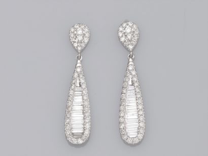 null Pair of 750°/00 (18K) white gold earrings set with baguette and brilliant-cut...