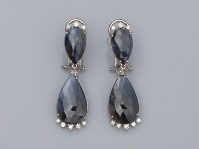 null Pair of earrings in 750°/00 (18K) white gold, set with opaque faceted pear-cut...