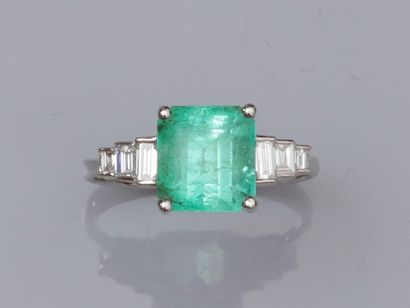 null Ring in white gold 750°/00 (18K), set with a rectangular emerald with sides...