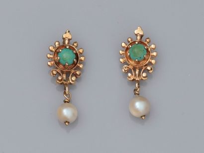 null Pair of earrings in 585°/00 yellow gold, set with turquoise and small cultured...