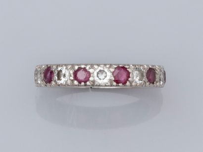 null Wedding band in 750°/00 (18K) white gold, set with round rubies and small diamonds...