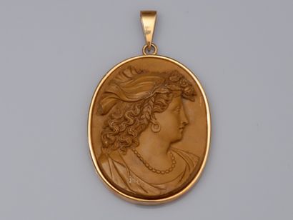 null Oval pendant in 750°/00 (18K) yellow gold, set with a beautiful cameo on lava...