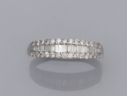 null Ring in 750°/00 (18K) white gold, set with a line of baguette diamonds between...
