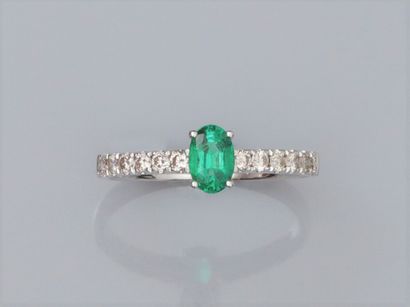 null Ring in 750°/00 (18K) white gold, set with an oval emerald of about 0.45 ct,...