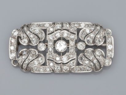 null Beautiful platinum and white gold 750°/00 (18K) brooch with openwork decoration...