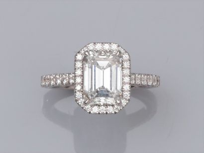 null Ring in 750°/00 (18K) white gold, set with a 2.16 carat emerald cut diamond,...