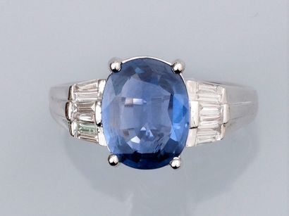 null Ring in 750°/00 (18K) white gold, set with an oval sapphire of about 3.10 carats,...