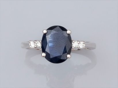 null Ring in 750°/00 (18K) white gold, set with an oval sapphire of 2.70 ct, set...