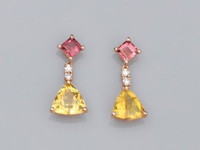 null Pair of earrings in two-tone 750°/00 (18K) gold, set with triangular yellow...