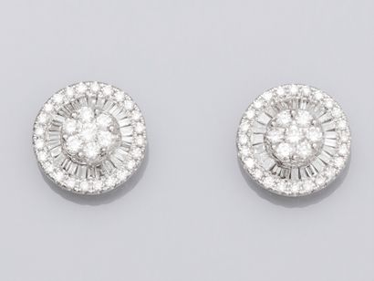 null Pair of round earrings in 750°/00 (18K) white gold, set with brilliant-cut diamonds...