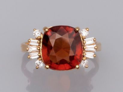 null Ring in 750°/00 (18K) yellow gold, set with a cushion spessartite garnet of...