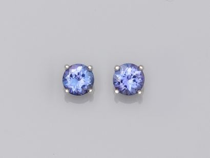 null Pair of gold chips 750°/00 (18K) each one is set with a round tanzanite of about...
