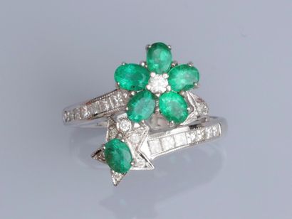 null 18K white gold ring with a flower, set with oval emeralds (about 1.40 ct) and...