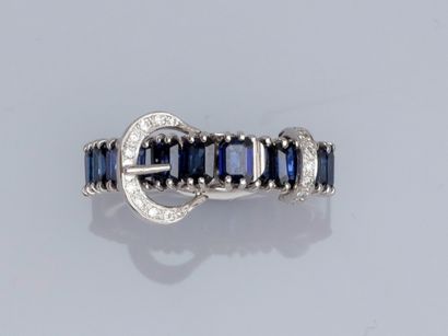 null Belt ring in 750°/00 (18K) white gold, set with calibrated sapphires (about...