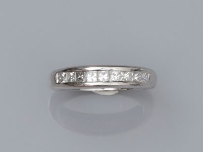 null Wedding band in 585°/00 white gold, set with princess diamonds on the half turn...