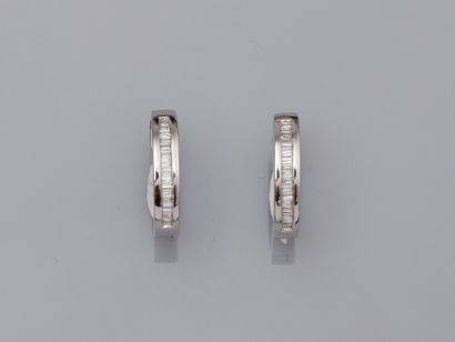 null Pair of creoles in 18K white gold 750°/00, each set with a row of baguette-cut...
