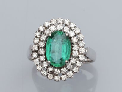 null Ring in white gold 750°/00 (18K), set with an oval emerald of about 2 ct, in...