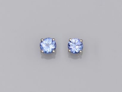null Pair of 750°/00 (18K) gold chips each set with a round tanzanite of about 0.30...