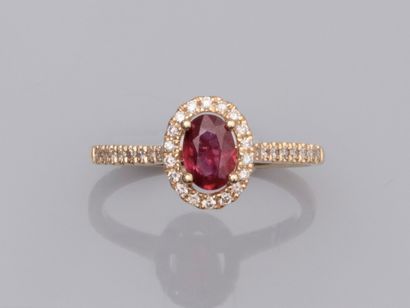 null Ring in 750°/00 (18K) yellow gold, set with an oval ruby of about 0.50 ct, surrounded...