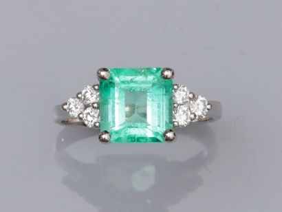 null Ring in white gold 750°/00 (18K), set with a rectangular emerald with sides...
