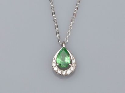 null Necklace in 18K white gold 750°/00 (18K), set with a pear cut green garnet of...