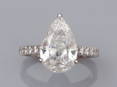 null Bague en or gris 750°/00 (18K), sertie d'un diamant taille poire de 3.03 carats,...