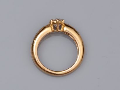null CHAUMET, solitaire ring in 750°/00 (18K) yellow gold, set with one 0.80 ct brilliant...