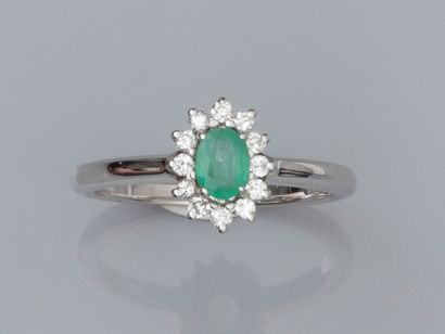 null Ring in white gold 750°/00 (18K), set with a small oval emerald of about 0.50...