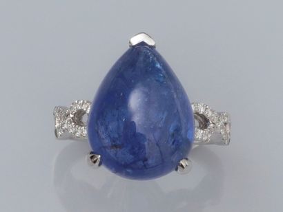 null Ring in 750°/00 (18K) white gold, set with a pear tanzanite cabochon of about...