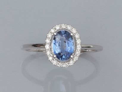 null Bague en or gris 750°/00 (18K) , sertie d'un saphir ovale de 0.90 carat environ...