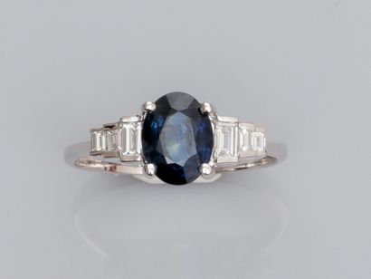 null Ring in 750°/00 (18K) white gold, set with an oval sapphire of about 1.7 ct...