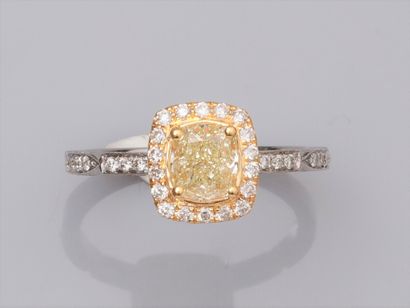 null Two tone gold ring 750°/00 (18K), set with a cushion cut yellow diamond of about...