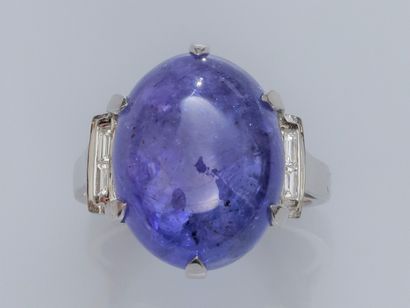 null Ring in white gold 750°/00 (18K), set with a large oval tanzanite cabochon of...