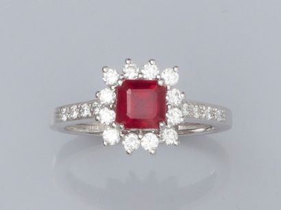 null Ring in white gold 750°/00 (18K), set with a square ruby of about 1.10 carat,...