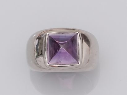 null Ring ball in white gold 750°/00 (18K), set with a square amethyst cut in sugar...