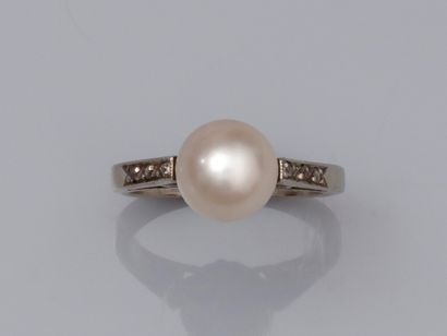 null Ring in 750°/00 (18K) white gold, set with a 7.5/8 mm diameter cultured pearl,...