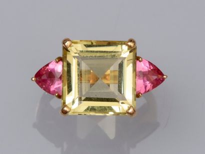 null Yellow gold ring 750°/00 (18K), set with a rectangular yellow quartz with two...