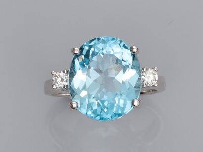 null Ring in 750°/00 (18K) white gold, set with an oval blue topaz of about 9.5 ct,...