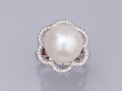 null Flower ring in 750°/00 (18K) white gold, set with a cultured pearl of 13/13.5...
