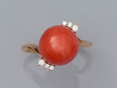 null Ring in 750°/00 (18K) pink gold, set with a round cabochon of red coral, and...