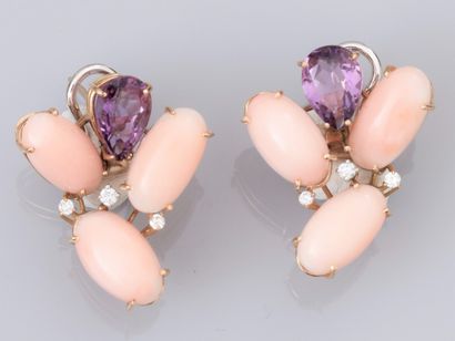 null Pair of earrings in two-tone 750°/00 (18K) gold, set with angel skin pink coral...