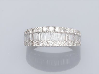 null Ring in 750°/00 (18K) white gold, set with a row of baguette diamonds falling...