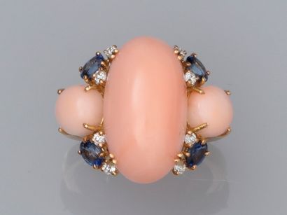 null Ring in 750°/00 (18K) yellow gold, set with an angel skin pink coral cabochon,...
