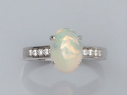 null Bague en or gris 750°/00 (18K), sertie d'une petite opale ovale de 1.60 carat...