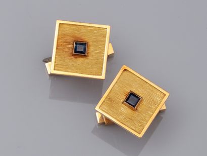 null Pair of square cufflinks in chased yellow gold, each set with a small square...