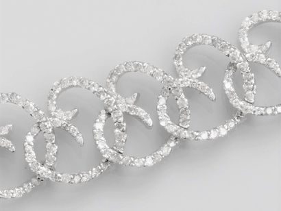null Bracelet articulé en or gris 750°/00 (18K) , à décor de volutes serties de diamants...