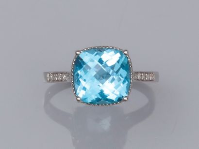 null Ring in white gold 750°/00 (18K), set with a cushion blue topaz of about 4.5...